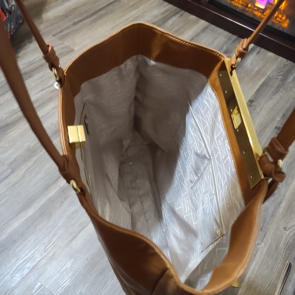 Badgley Mischka Tan with Gold Accent Bag - Picture 4 of 9